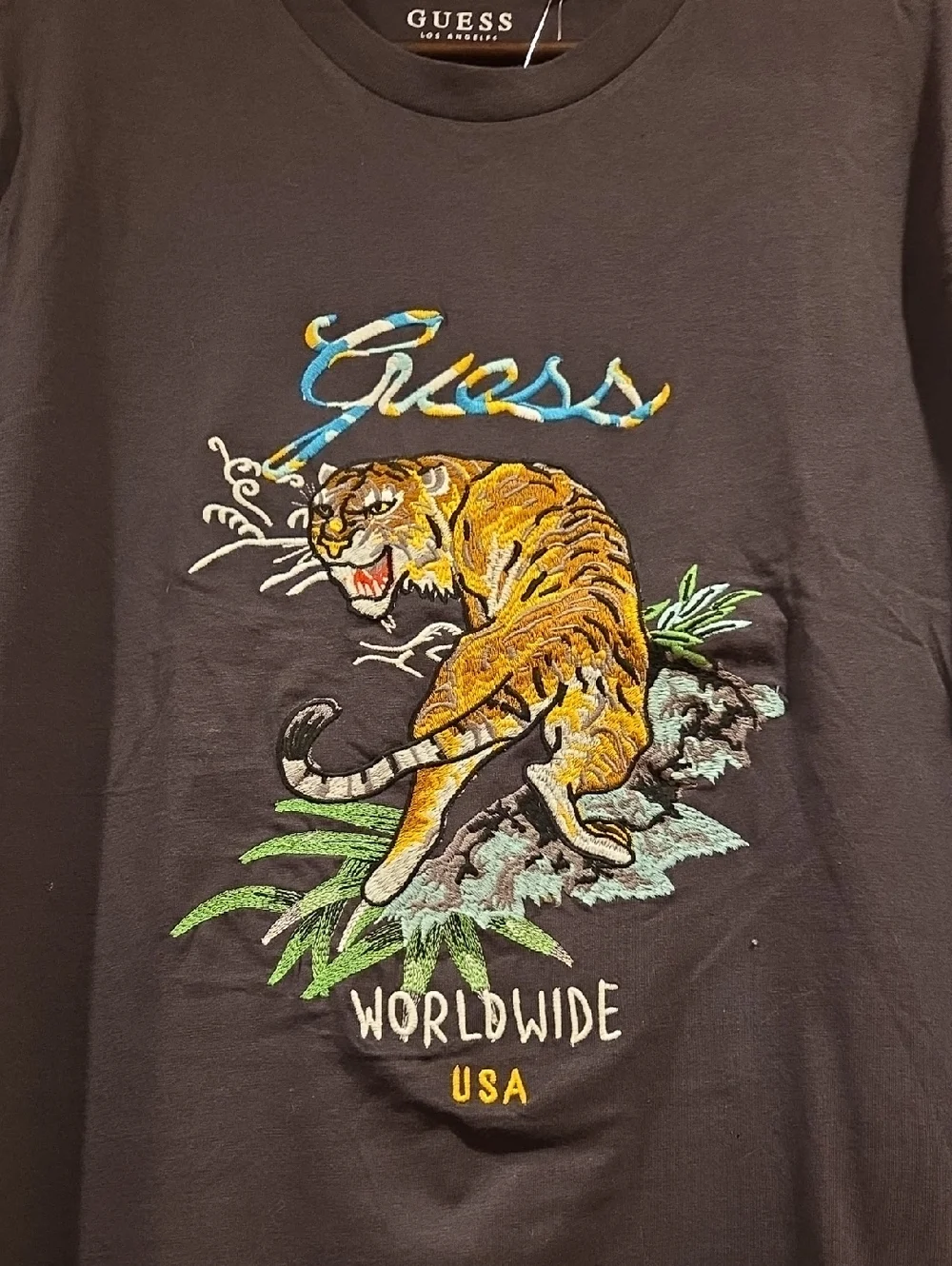 guess|embroidered tee|extra large - Picture 2 of 5
